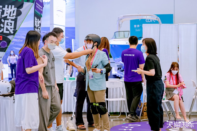 “陆地冲浪”亮相消博 新潮运动“圈粉”无